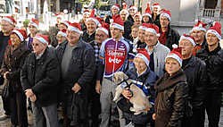 Jurgen Roelandts <br>en zijn fans poseerden <br>op tal van plaatsen in Halle voor een fotosessie. Yvan <br>De Saedeleer