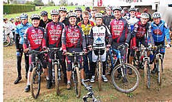 Bert Vertriest <br>en zijn fietsvrienden <br>(in rode outfit) verpozen met een groep andere deelnemers: <br>'Een van de mooiste ritten van het seizoen.'<br>Juliaan Verhaeghe