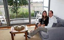 Bert Braeckman en Bernadette Quirijven met zicht op de Tielroodse polders: 'We voelden ons hier meteen thuis.'Kurt Vermeir