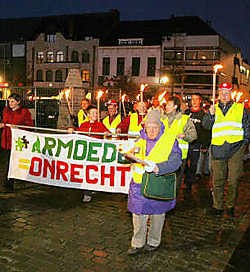 Met een fakkeltocht werd de armoede onder de aandacht gebracht. Louis Verbraeken