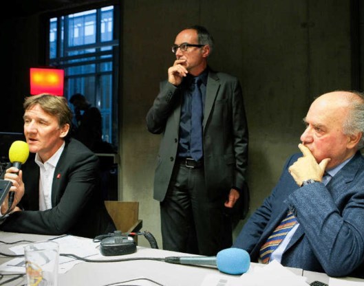 Burgemeester Patrick Janssens en Karel Vinck (rechts) geven commentaar bij de uitslag van het referendum. Jimmy Kets