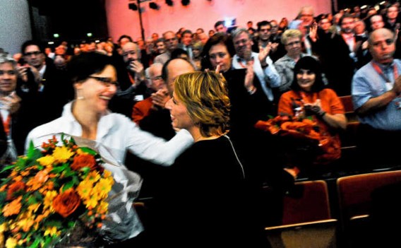 De bloemen die Gennez na het congres kreeg, gaf ze, schoorvoetend, aan Kathleen Van Brempt. Bart Dewaele