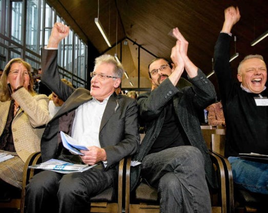 Gejuich bij de actievoerders uit het nee-kamp met onder meer Wim Van Hees (tweede van links) en Manu Claeys (derde van links).Jimmy Kets