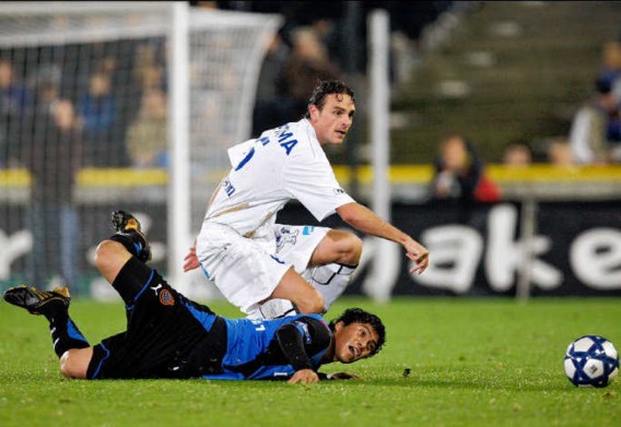 Invaller Daniel Chavez (liggend) rondde een knappe actie van Mohamed Dahmane af en bezorgde Club op de valreep de drie punten.photo news