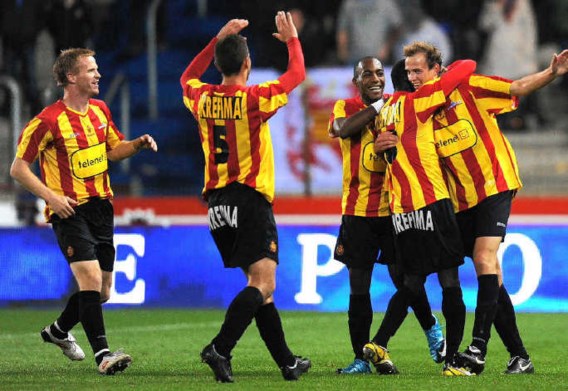 Romeo Van Dessel (uiterst rechts) wordt gefeliciteerd door zijn ploegmaats nadat hij KV Mechelen naar de derde plaats in de stand kopte.photo news