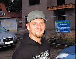 Tony Ryckaert sloeg meteen overal alarm. Zo kon hij tijdig de slapende bewoonster van een aanpalende woning verwittigen.emt