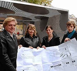 De architecten en schepen Hilde Decleer tonen de plannen voor de renovatie van het monument. mvn
