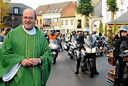 Ook pastoor Andre De Rechter kwam in zijn kerkgewaad de motorrijders begroeten na de zondagsmis. lvs