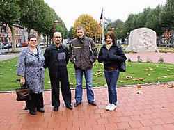 Dirk Polen, Nancy Foulon, Dieter en Stefanie zijn in hun nopjes met het vernieuwde Vander Merschplein. Eric Vanthournout