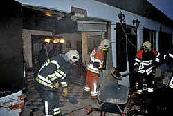 De brandweer had de handen vol met het opruimen van het puin en het stutten van de gevel.pdv