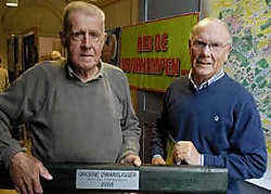 Marcel Verbruggen (links) met strijdmakker Rik Vanderhaeghe en de Groene Dwarsligger.Jan Auman