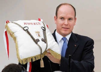 Prins Albert van Monaco met de sleutels van het prinsdom.ap