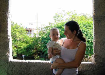 Elke Willemsen in 2008 met zoontje Adrian in Cuba. jan de haese
