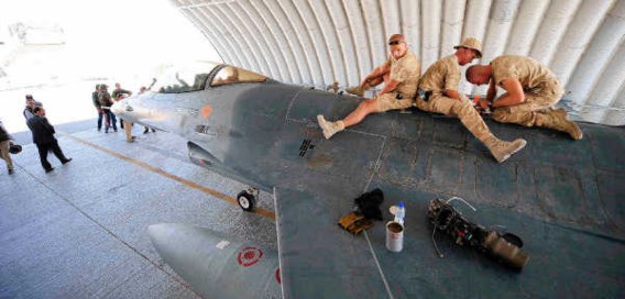 Belgen werken aan een F-16 in Kandahar. Een 'nederlaag' in Afghanistan wordt voorgesteld als een fatale klap voor de Navo. belga