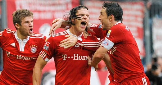 Daniel Van Buyten hielp met het winnende doelpunt tegen Frankfurt de reputatie van zijn trainer Louis van Gaal in ere herstellen. ap