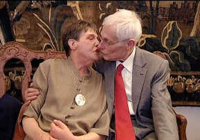'De ring' volgt onder andere het ontroerende verhaal van Luc en Madeleine, die na 25 jaar samen beslissen te trouwen. VRT 2009