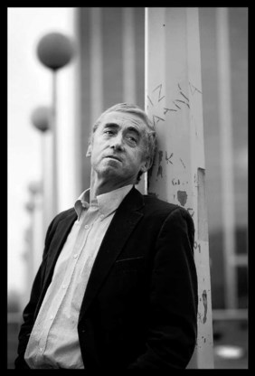 Paul De Grauwe: ´Bij de banken werken heel wat economen die invloed hebben op de politieke wereld. Omdat die mensen rijk zijn, denkt men vaak dat ze ook verstandig zijn.` (Lacht) ´Een vreselijke vergissing.´ (foto: Ivan Put)