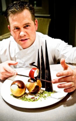 Roger van Damme, de Chef van het Jaar. Volgende week al ligt zijn dessertlijn bij Delhaize. Wim Danneels