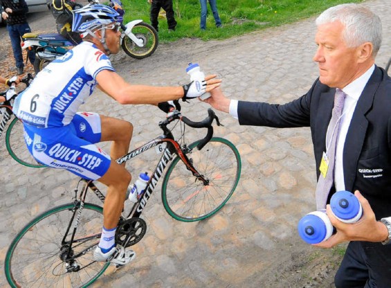 Patrick Lefevere tijdens Parijs-Roubaix van dit jaar. Volgens de rechter is 'op ongefundeerde wijze en tegen alle elementaire regels van de journalistiek zijn eer en goede naam gekrenkt'. blg