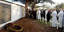 De steen gedenkt de missionarissen die in het buitenland hun graf vonden.Yvan De Saedeleer