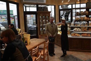 De lange houten tafel, die plaats biedt aan 16 klanten, is het hart van iedere koffieshop van Le Pain Quotidien, waar ook ter wereld, of het nu Hongkong, Brussel of Moskou (foto) is.