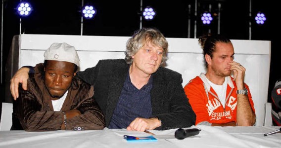 Sportdokter Chris Goossens (midden) geeft op de persconferentie steun aan bokser Sugar Jackson en Xavier Malisse. belga