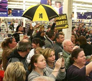 Een 15-tal Vlaams-nationalisten scandeerden leuzen tijdens het optreden van Clouseau in de Carrefour in Schoten. Koen Fasseur