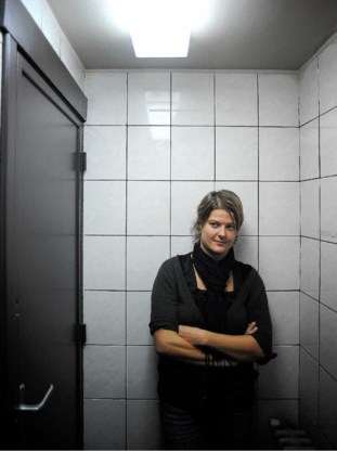Machteld Schouppe: 'Ik had een dubbele scheenbeenfractuur en mijn enkel was gebroken. Maar de twee andere meisjes hebben het met hun leven moeten bekopen. Over die wanverhouding heb ik me vaak schuldig gevoeld.' Katrijn Van Giel