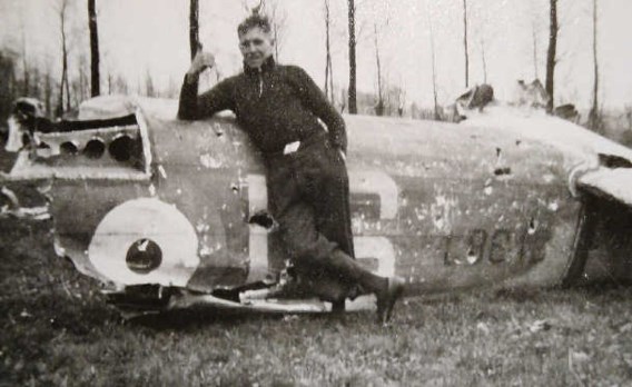Jean Dubois bij het wrak van een bommenwerper. rr