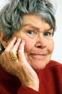 Paula Sleyp speelde 27 jaar mee in 'Sesamstraat'. 'De Amerikanen wilden zo'n zachtaardige oma met blauw krulhaar. Daar heb ik mijn broek aan geveegd.' Koen Fasseur