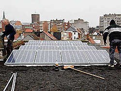 Het grote, platte dak van de voormalige diamantslijperij in de Borgerhoutse Langstraat blijkt een goed platform voor zonnepanelen om elektriciteit te produceren. jaa