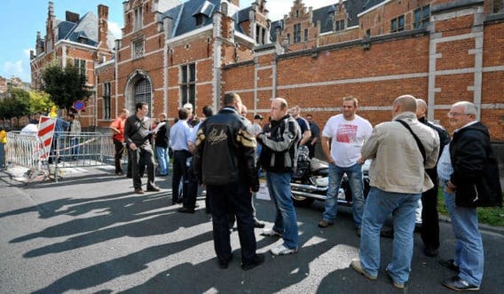 Terwijl cipiers voor de poort actie voeren, vinden in de gevangenis van Vorst folteringen plaats.photo news