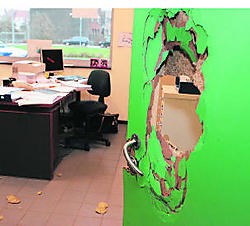 Met een brandblusapparaat werden de deuren van de bureaus in MPI De Oase kapotgeslagen. gia