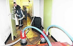 In de kelders van het politiekantoor in Blankenberge moest de brandweer met man en macht water wegpompen. nmi