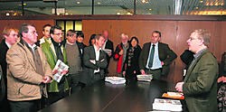 De 3.296 handtekeningen werden gisteren aan het schepencollege overhandigd.Louis Verbraeken