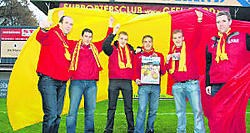 De fans van Geel-Rood zijn 'samen sterk'.Stijn Hermans