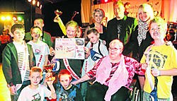 Yordi, Brendon, Kevin, Timmy, Jonathan, Jonah en Tom poseren trots met juryleden Pat Krimson en Eline De Munck en presentatrice Joyce De Troch. Koen Merens