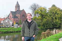 Geert Verdoodt voor de kerk en de pastorietuin van Erembodegem: 'De tuin zou opengesteld moeten worden voor de hele gemeenschap.' Bart Biesemans