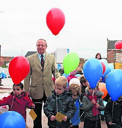 Robert Ruys, voorzitter van het vrij onderwijs in Wichelen, tussen de kleuters. Peter Dirix