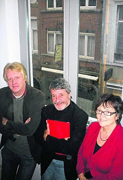Walter Roedolf, Jaak Brepoels en Marleen Geirnaert in een flat boven de wnkels.Koen Merens