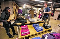 De arbeiders waren de winkel AS Adventure aan het afwerken toen ze ontruimd werden. shb