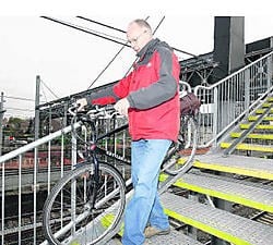 Luc Donners op de voetgangersbrug, die nu een goede antisliplaag heeft. Frederiek Vande Velde