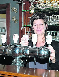 Nathalie Sarens staat alweer in haar zaak na de brutale overval. Eddy Vuylsteke