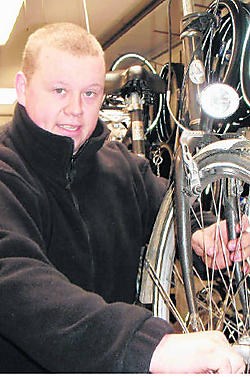 Fietsenmaker Luc Wijnants deelt straks friet uit. ema