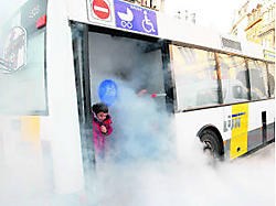Jongeren leren dankzij de rookbus hoe ze uit een brandende bus moeten ontsnappen. fvv
