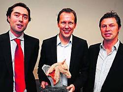 Ben Vandorpe (midden) won de Gouden Lasso van de Ondernemersvereniging Jonge Cowboys. Hij wordt geflankeerd door genomineerden Vincent Duthoo (links) en Bruno Lambrecht. Patrick Holderbeke