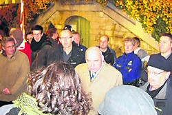 Burgemeester Termont gaf tekst en uitleg aan een honderdtal linkse betogers die naar het stadhuis waren afgezakt. tod