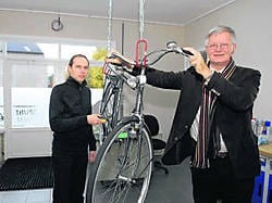 Burgemeester van Beernem Johan De Rijcke (rechts) samen met een medewerker van het Fietspunt. mvn