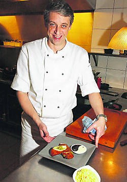 'Als je een gerecht klaarmaakt, is het belangrijk dat je zelf de kwaliteit ervan kan proeven', zegt chef-kok Dirk De Koninck van restaurant La Luna. ema