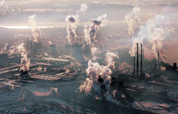 In mei van dit jaar bereikte de CO2-concentratie in de atmosfeer een piekvan 390 ppm. Foto: de site van staalbedrijf ThyssenKrupp in Duisburg. ap